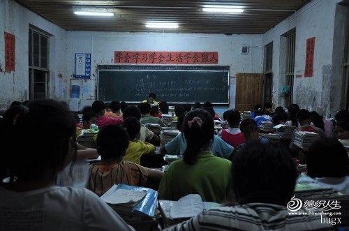 2013愛心毛衣活動(dòng)倡議-云南永勝松坪一貫制學(xué)校捐助活動(dòng)。我捐兩件機(jī)織的吧，把美傳遞 - 紅狐喃喃 - 愛上森林的味道