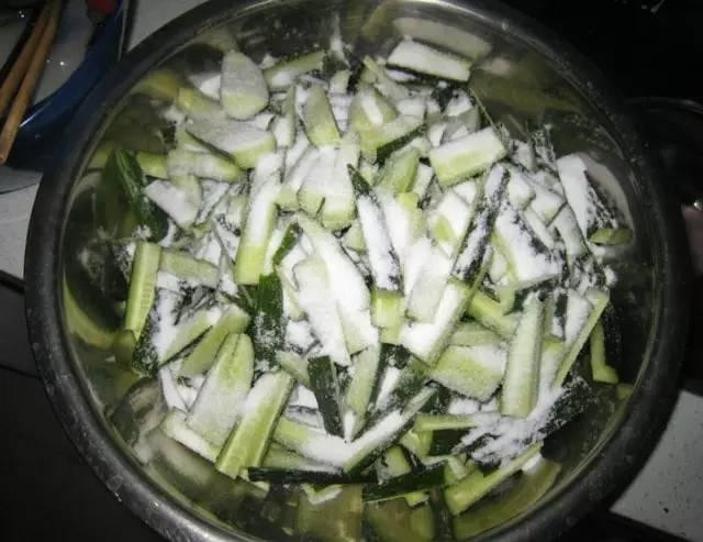 這樣腌出來(lái)的黃瓜比肉還好吃，趕緊學(xué)起來(lái)！ - 楓兒 - 楓葉ㄣ飄零