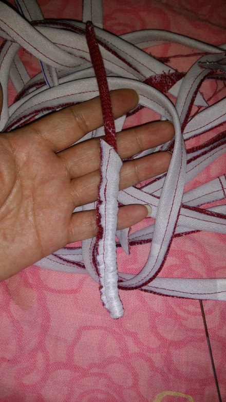 一只手揪住出來(lái)的底部頭，另一只手順著勁往下擼。直至正面全部翻出